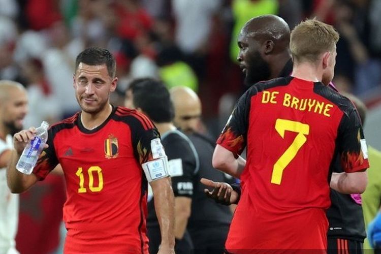 Eden Hazard (kiri) berbincang dengan Romelu Lukaku dan Kevin De Bruyne pada pertengahan laga Grup F Piala Dunia 2022 Qatar yang mempertemukan Belgia vs Maroko, Minggu (28/11/2022). Timnas Belgia secara mengejutkan takluk 0-2 dari Maroko.