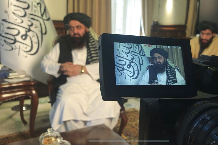 Menteri luar negeri di Kabinet baru Afghanistan yang dipimpin Taliban, Amir Khan Muttaqi berbicara selama wawancara dengan Associated Press di Kabul, Afghanistan, Minggu, 12 Desember 2021.