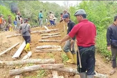 Tak Kunjung Diperbaiki, Warga Seko Luwu Utara Gotong Royong Buat Jalan dari Potongan Kayu