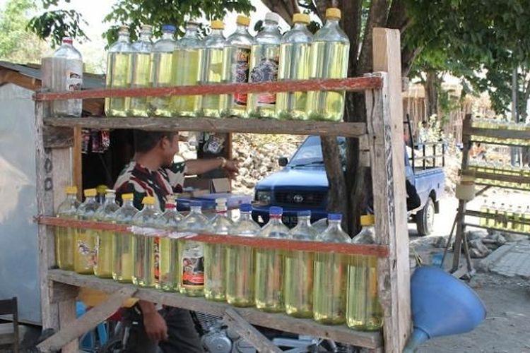 Bensin eceran yang dijual di sepanjang jalan Eltari Kefamenanu dijual per botolnya Rp 10.000 sejak Agustus 2014 lalu.