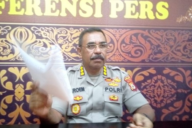 Kabid Humas Polda Maluku, Kombes Pol Muhamad Roem Ohoirat saat memberikan keteranagn kepada wartawan terkait kasus pembobolan dana nasabah  BNI Cabang Ambon di runag kerjanya, Kamis (17/10/2019)