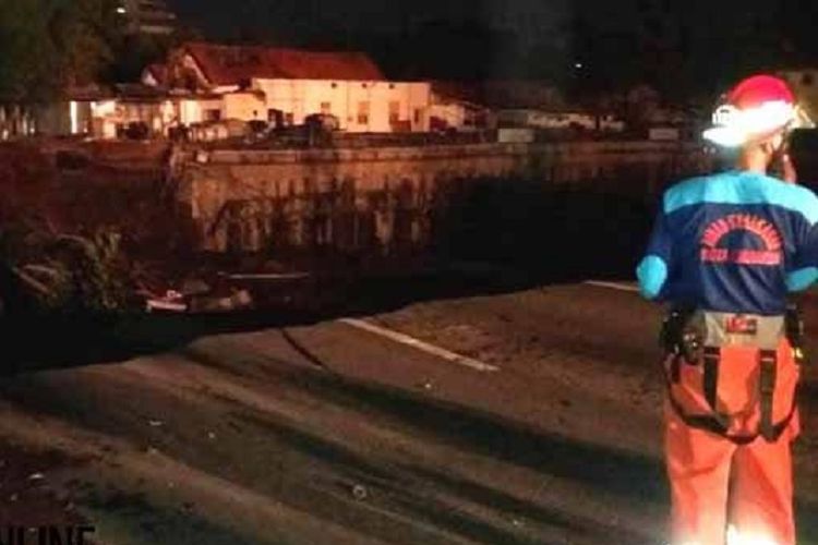 Sebagian badan Jalan Raya Gubeng di Surabaya, Jawa Timur, ambles pada Selasa (18/12/2018) malam.
