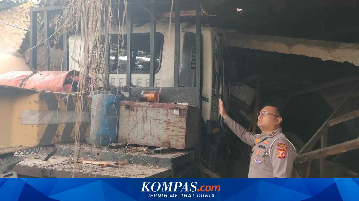 Diduga Hilang Kesadaran, Sopir Truk Tewas Usai Tabrak Dua Mobil dan Toko di Bandung