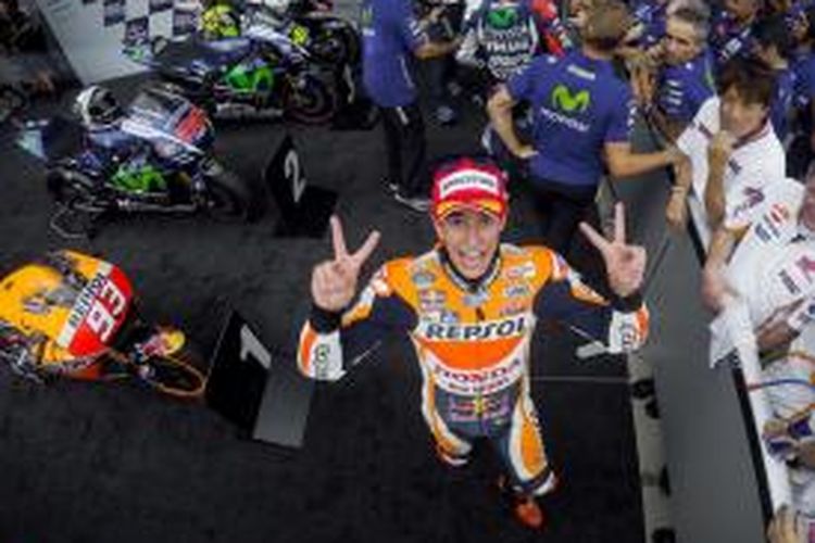 Pebalap Repsol Honda asal Spanyol, Marc Marquez, merayakan kemenangannya pada GP Indianapolis di Sirkuit IMS, Minggu (9/8/2015).