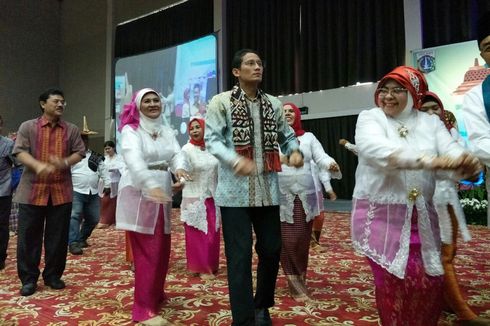 Sandiaga Joget Maumere Bersama Ibu-ibu