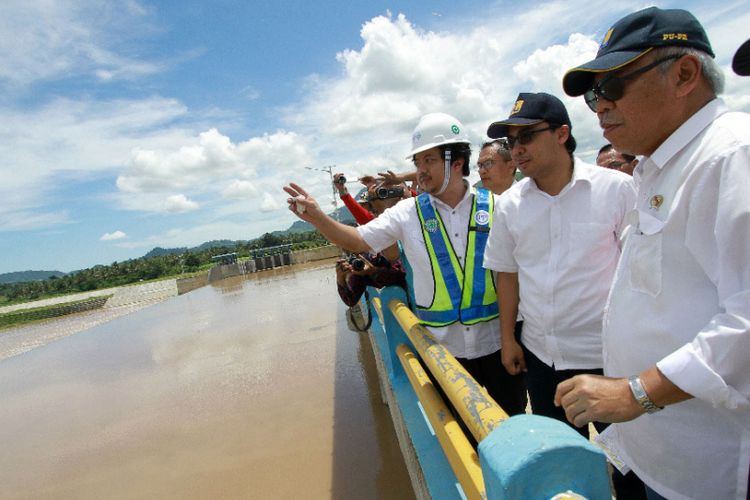 Menteri Pekerjaan Umum dan Perumahan Rakyat, Basuki Hadimuljono, saat memantau pengerjaan proyek Bendungan Randangan di Pohuwato.