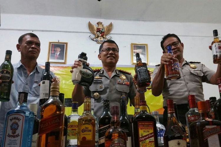 Direktur Ditpolairud Polda Kepri Kombes Teddy JS Marbun didampingi anggotanya dan humas Polda Kepri menunjukan barang bukti miras ilegal asal Singapura yang berhasil diamankan dari jembatan 6 barelang