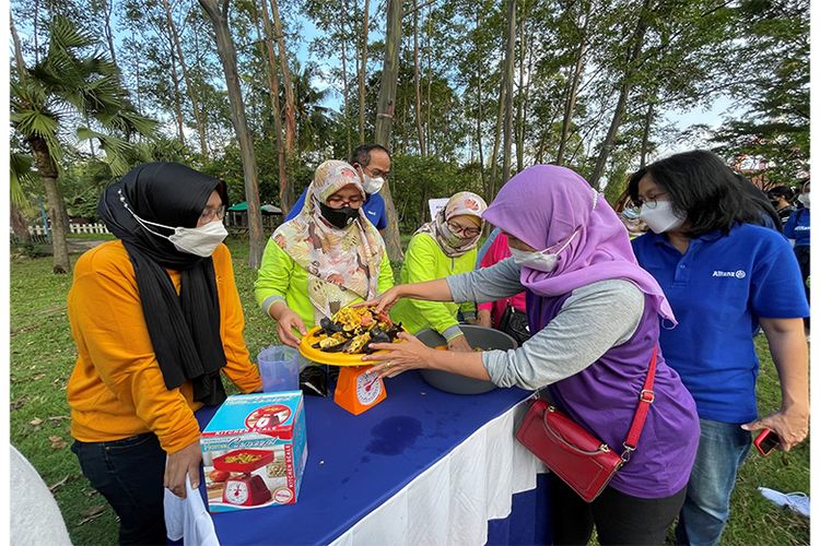 Workshop Eco-Enzyme Allianz melatih anggota komunitas binaan dan ibu-ibu kader bank sampah untuk membuat Eco-Enzyme dari sampah dapur organik.