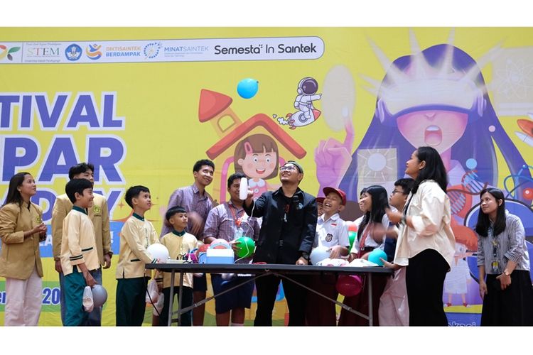 Keseruan anak-anak bereksperimen bersama oleh Ragil Dimas Pamungkas, seorang guru dan juga content creator dalam workshop sains yang berlangsung di Ruang Multifungsi PPAG Unpar, Selasa (4/11/2025). Workshop tersebut menjadi bagian dari acara Festival Unpar STEM Day yang digagas oleh Pusat Studi Kajian Pembelajaran STEM Unpar. 