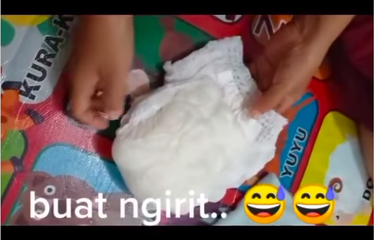 Viral, Video Tutorial Ubah Popok Bayi Sekali Pakai untuk Dipakai ...