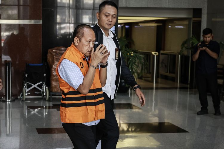Petugas menggiring Kepala Kantor Wilayah Ditjen Imigrasi Jawa Barat Jaya Saputra (tengah) menuju mobil tahanan usai menjalani pemeriksaan di Gedung Merah Putih KPK, Jakarta, Kamis (4/6/2026). KPK menahan Jaya Saputra setelah operasi tangkap tangan (OTT) terkait kasus dugaan korupsi di lingkungan Direktorat Jenderal Imigrasi yang juga menjerat Wakil Menteri Imigrasi dan Pemasyarakatan Silmy Karim sebagai tersangka. ANTARA FOTO/Dhemas Reviyanto/tom.