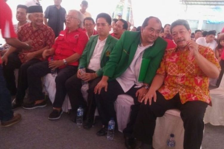 Wakil Ketua Umum Dewan Pimpinan Nasional Partai Keadilan dan Persatuan Indonesia (PKPI), Djati Nuswanto (berbaju batik), duduk bersebelahan dengan Pengurus DPP PPP di KPUD Sumut, Rabu (10/1/2018). 
