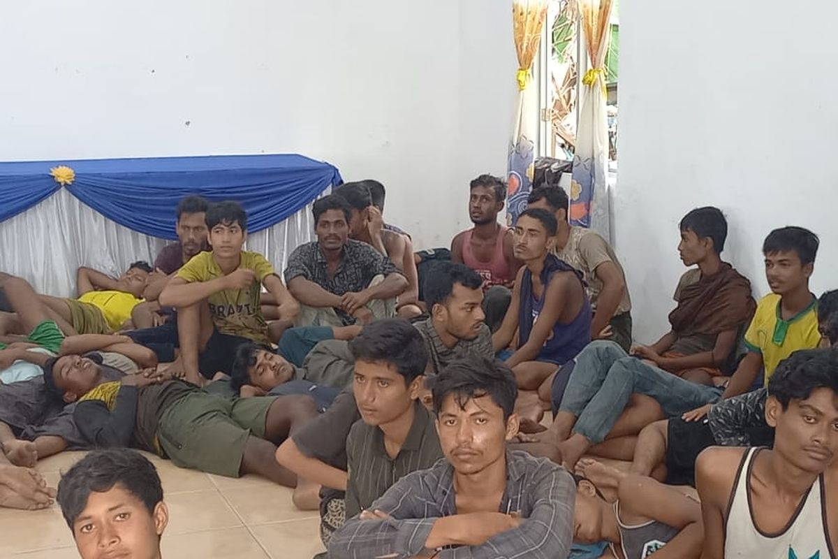 Suasana pengungsi Rohingya yang berada di Aula Kantor Camat Pantai Labu. 