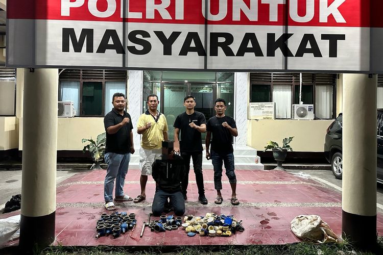 FGN (jongkok) tersangka pencurian dan barang bukti meter air saat digelandang di Mapolresta Gorontalo Kota. FGN nekat mencuri karena terlilit hutang.