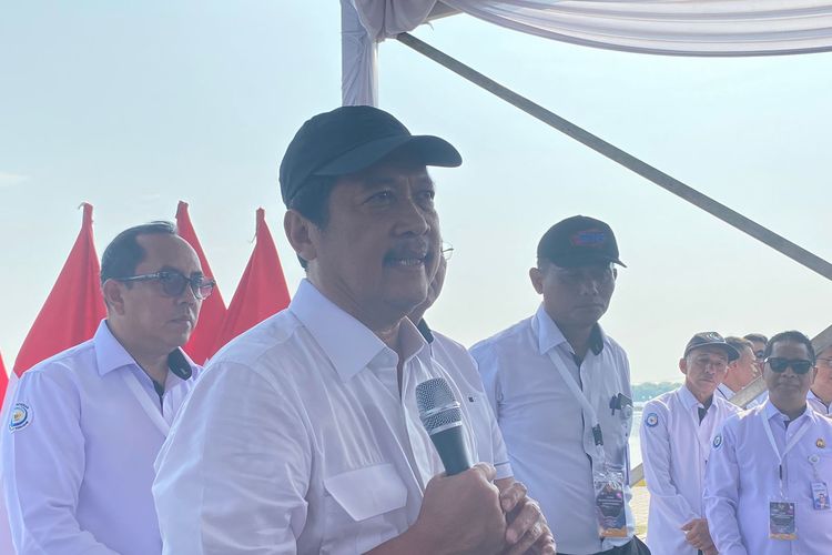 Menteri Kelautan dan Perikanan Sakti Wahyu Trenggono usai menghadiri peresmian modeling kawasan tambak budi daya ikan nila salin di Balai Layanan Usaha Produksi Perikanan Budi Daya (BLUPPB), Karawang, Jawa Barat, Rabu (8/5/2024).