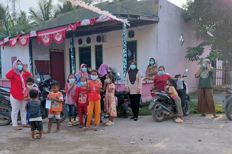 Debu Gunung Anak Krakatau Mulai Kotori Pulau Sebesi, 1.500 Masker Dibagikan ke Warga