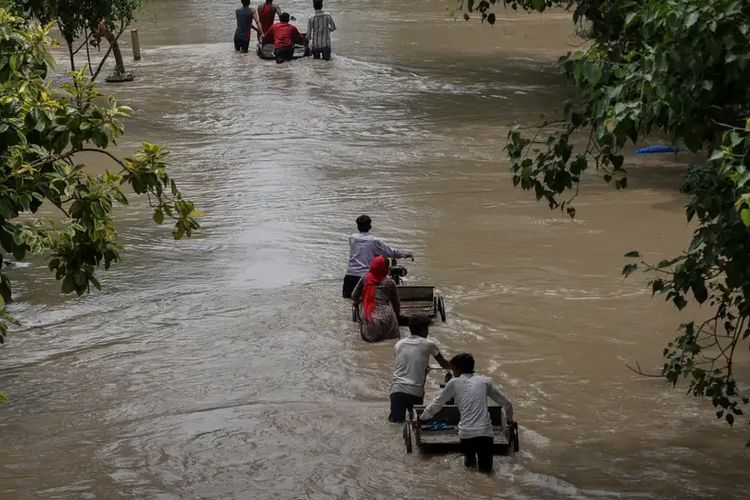 Para ahli mengatakan, perubahan iklim meningkatkan frekuensi dan tingkat keparahan banjir dan tanah longsor selama musim hujan yang berbahaya di India.
