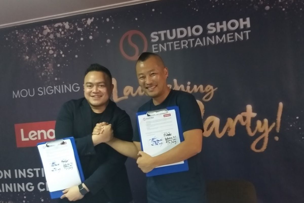 Presiden dan CEO Seung-Hyun Oh (SHOH) dan Yudhistira Sudrajat, Business Development Manager PT Lenovo Indonesia, menandatangani MoU untuk membuka Animation Institute, Jumat (15/3/2019). Hyun Oh meresmikan Studio SHOH Entertainment (SSE), sebuah studio animasi kreatif, di kawasan Palmerah Barat, Jakarta. 