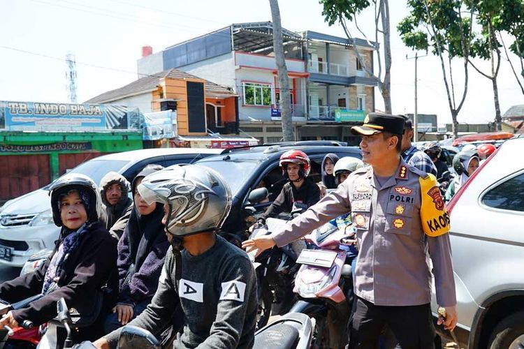 Sejumlah petugas kepolisian tengah mengurai arus lalu lintas di pertigaan Sadu menuju wilayah Pacira Kabupaten Bandung, Jawa Barat, saat libur lebaran beberapa waktu lalu