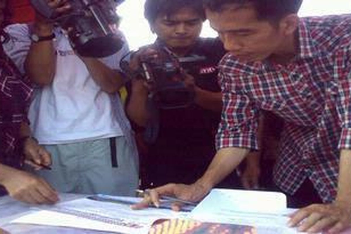 Calon gubernur DKI Jakarta, Joko Widodo (Jokowi), menandatangani kontrak politik dengan warga miskin di Penjaringan, Jakarta Utara pada Sabtu (15/9/2012).