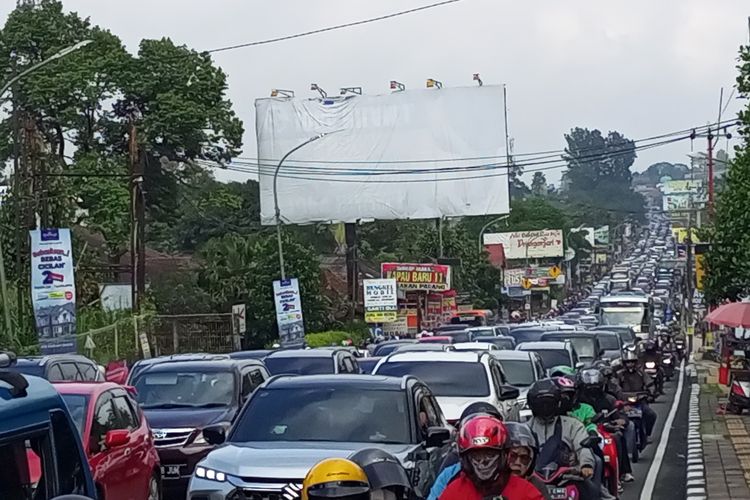 Kemacetan terjadi di Jalan Raya Puncak, Bogor, Jawa Barat, Jumat (12/4/2024).