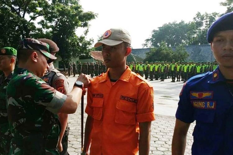 Dandim 0608 Cianjur, Letkol Inf Rendra Dwi Ardhani menyematkan pin kepada seorang relawan tanggap bencana dalam apel siaga bencana di Makodim Cianjur, Kamis (26/12/2019)