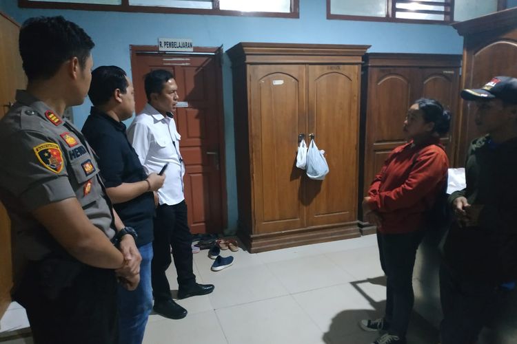 Endang (kanan, jaket merah) dalang pembunuhan suaminya sendiri, Agus. Endang mengaku sakit hati karena selalu dicaci.(KOMPAS.com/TRI PURNA JAYA )