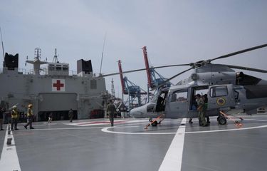 TNI Angkatan Laut (AL) mengerahkan enam Kapal Perang Republik Indonesia (KRI) mereka untuk pengamanan Konferensi Tingkat Tinggi (KTT) ke-43 ASEAN. Selain itu, juga dikerahkan dua sea rider yang diawaki pasukan elite Komando Pasukan Katak (Kopaska) dan dua helikopter serang berjenis Panther. Unsur-unsur itu disiagakan di teluk Jakarta-Banten.