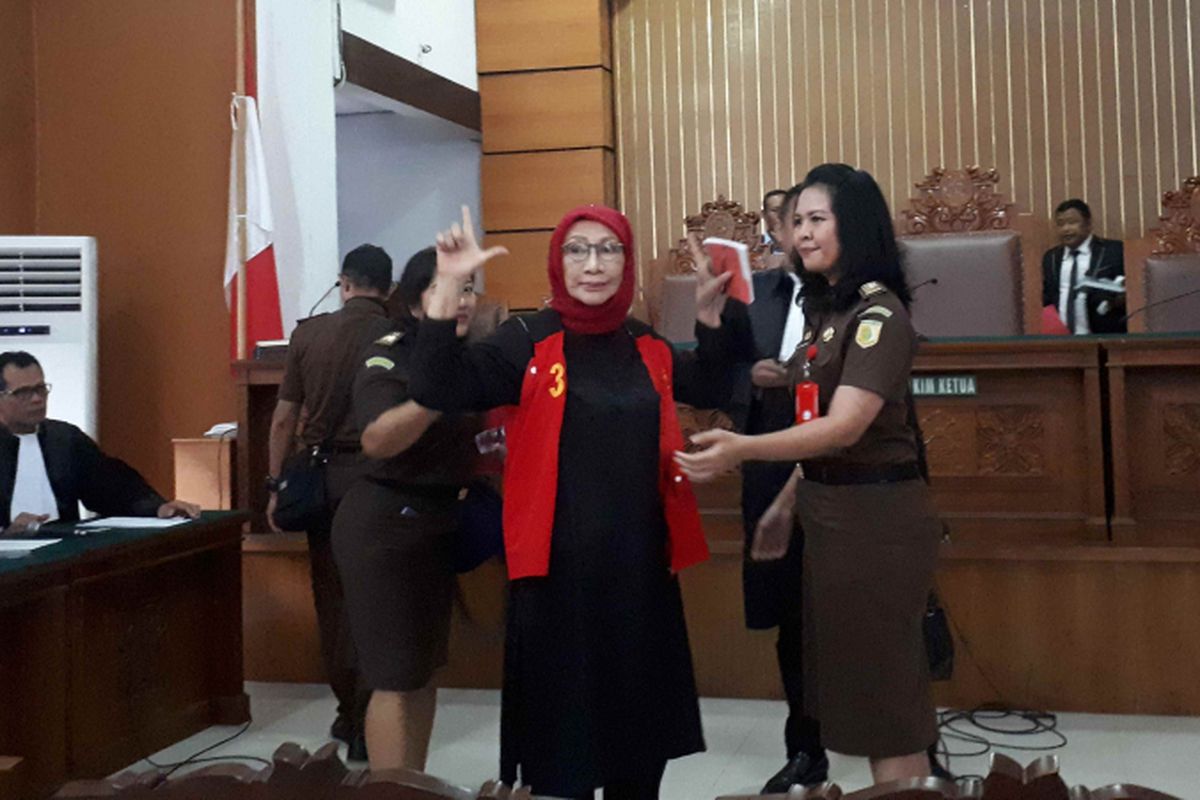 Terdakwa kasus penyebaran berita bohong atau hoaks, Ratna Sarumpaet mengacungkan jari seusai sidang penyampaian eksepsi atau nota keberatan di Pengadilan Negeri Jakarta Selatan, Rabu (6/3/2019).