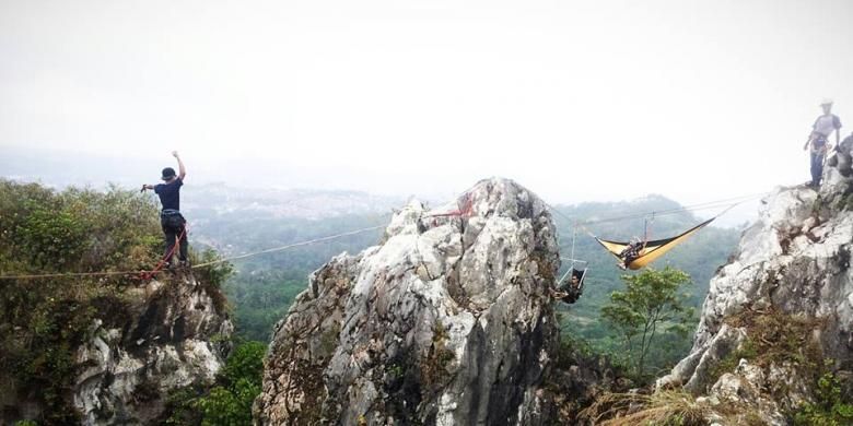Aktivitas olahraga ekstrem highline di Gunung Hawu.