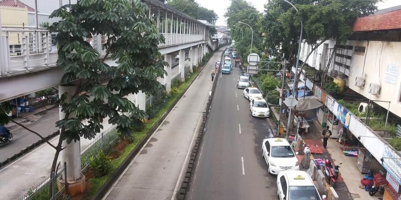 Kondisi busway koridor 11 pada Kamis (16/2/2017) pagi. Banjir yang terjadi di kawasan Kampung Pulo, Kampung Melayu, Jakarta Timur, berimbas terhadap terganggunya layanan bus transjakarta koridor 11. Gangguan yang terjadi adalah lamanya waktu tunggu kedatangan bus di halte.