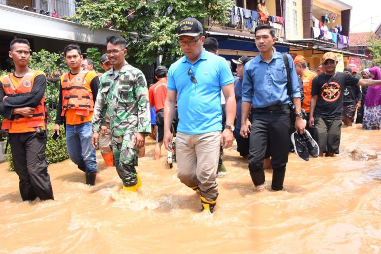 Gubernur Jawa Barat Ridwan Kamil saat meninjau banjir di Bojong Asih, Dayeuhkolot, Kabupaten Bandung, Sabtu (6/4/2019).