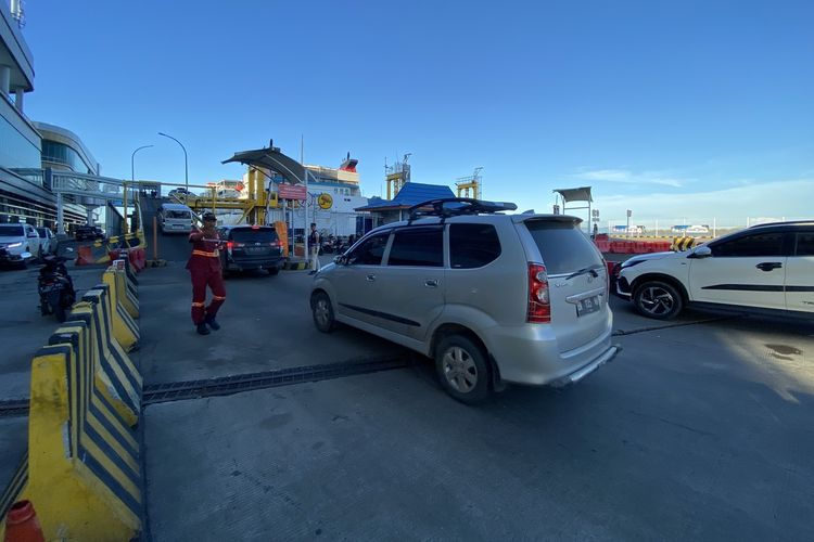 Pelabuhan Bakauheni Lampung dilayani dengan kapal ferri. Apabila Merak ada di Cilegon, maka pelabuhan Bakauheni terletak di Kabupaten Lampung Selatan. 