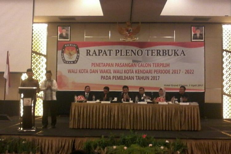 Pasangan wali kota Kendari terpilih Adriatma Dwi Putra- Sulkarnain saat menyampaikan sambutannya dalam rapat pleno terbuka KPU Kendari