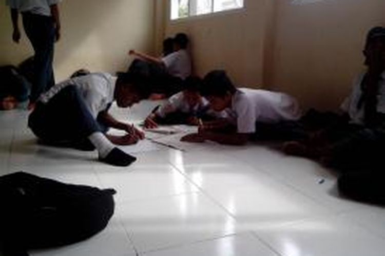Tidak ada meja dan kursi membuat 120 siswa SMA N 1 Nunukan belajar melantai. Banyak siswa mengeluh masuk angin karena belajar dilantai.