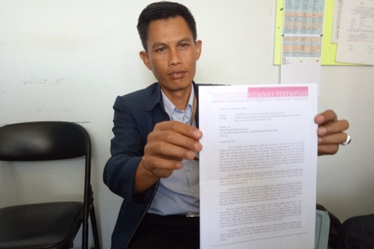 Budi Rahardian, pengacara V, pemeran wanita dalam video tiga pria satu wanita di Garut menunjukan surat rekomendasi yang dikeluarkan Komnas Perempuan dalam kasus yang menjerat kliennya kepada wartawan di kantornya, Jumat (20.9/2019)