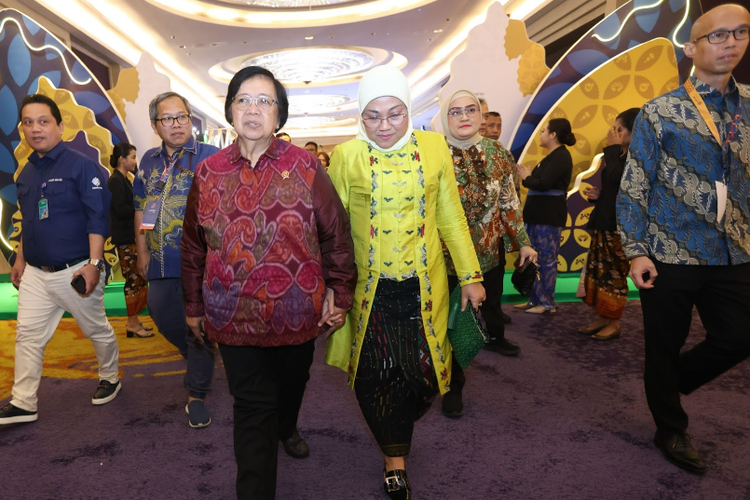 Menteri Lingkungan Hidup dan Kehutanan Siti Nurbaya dan Menteri Ketenaga Kerjaan Ida Fauzia saat hadir di Lestari Award 2024.