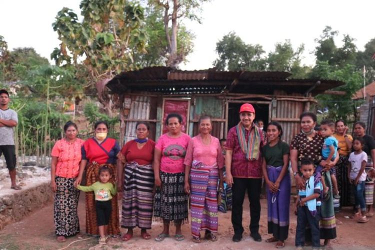 Wali Kota Kupang, Provinsi Nusa Tenggara Timur, Jefri Riwu Kore bersama masyarakat penerima bantuan rumah di Kupang. 
