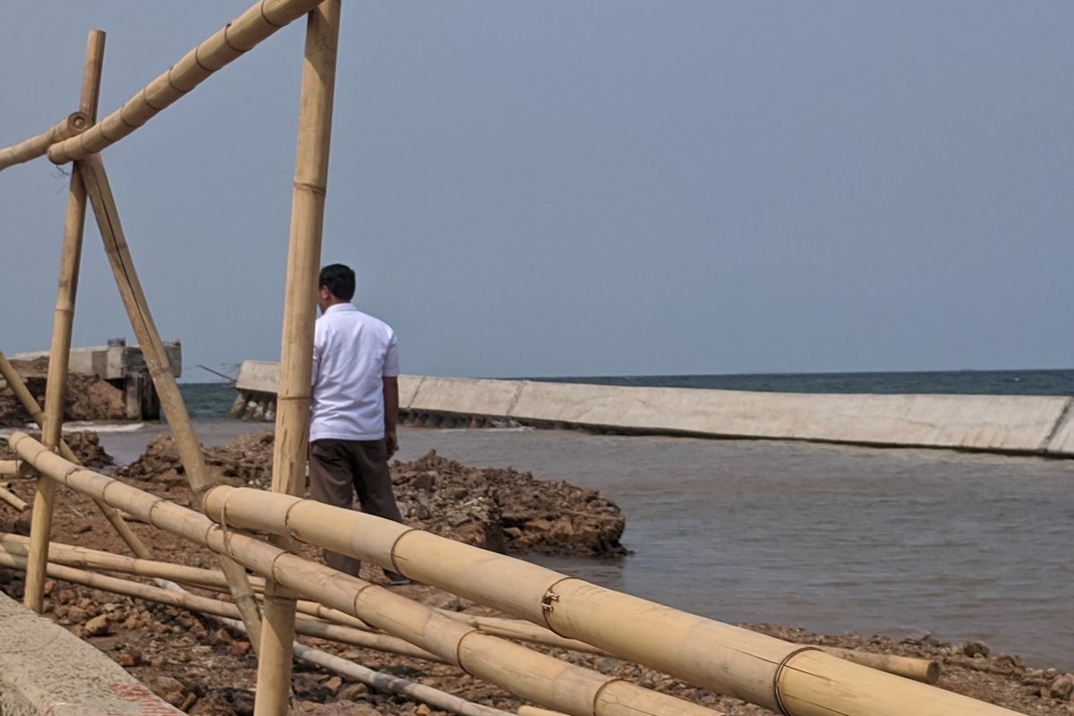 Tanggul Laut NCICD di Pelabuhan Perikanan Nizam Zachman, Muara Baru, Penjaringan, Jakarta Utara, rubuh