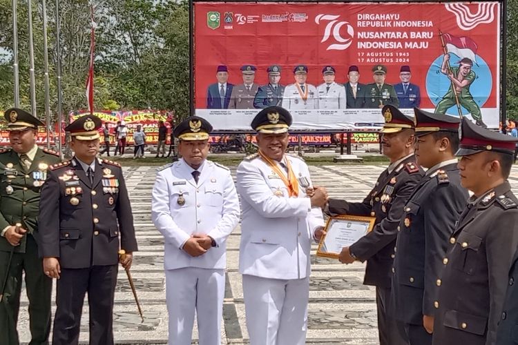 Bupati Siak Alfedri beri apresiasi delapan anggota Polisi di jajaran Kepolisian Resor (Polres) Siak yang berhasil menggagalkan peredaran narkotika, psikotropika, dan obat terlarang (narkoba) jenis ganja seberat 7 kg di wilayah Kabupaten Siak.