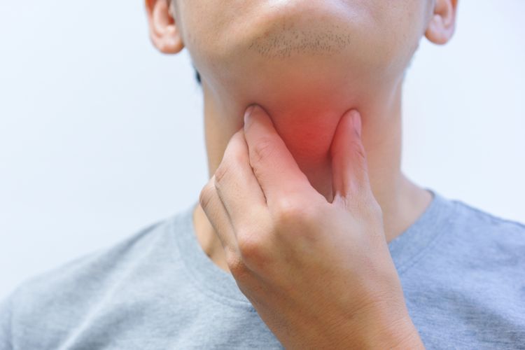 Sakit tenggorokan terus-menerus dapat menjadi salah satu gejala kanker kepala dan leher. Tanda-tanda kanker kepala dan leher memang sering kali ringan dan dapat menyerupai kondisi yang kurang serius, sehingga sulit didiagnosis sejak dini. 