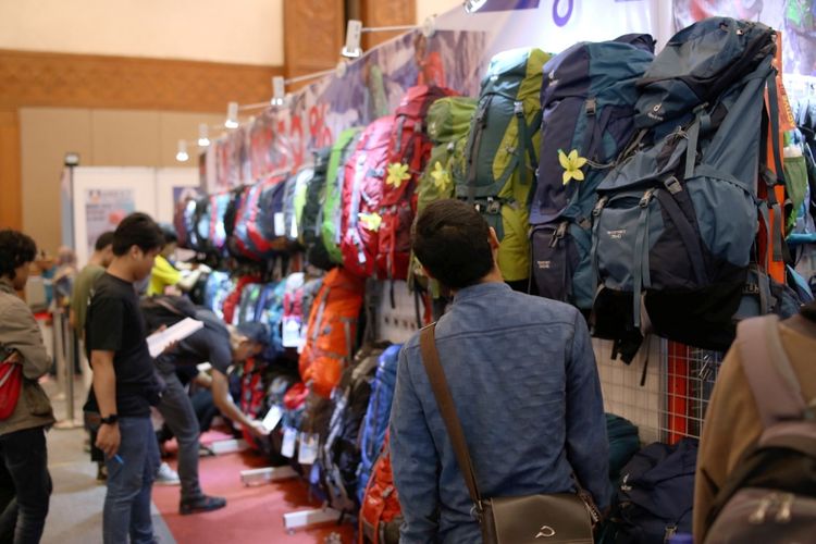 Pengunjung melihat-lihat barang yang dijual dalam acara Indonesia Outdoor Festival (Indofest) 2017 di Jakarta Convention Center (JCC), Senayan, Jakarta, Jumat (12/5/2017). Festival kegiatan alam bebas ini berlangsung hingga 14 Mei dengan berbagai kegiatan seperti bazaar, talkshow, workshop, permainan ketangkasan dan kegiatan menarik lainnya.