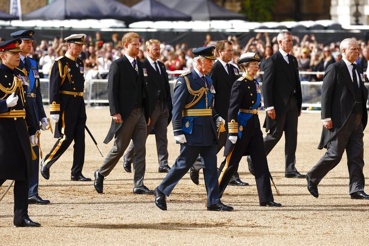 Pangeran William, kedua kiri, Pangeran Harry, keempat kiri, Raja Charles III, tengah, dan Putri Anne mengikuti peti mati Ratu Elizabeth II dari Istana Buckingham ke Westminster Hall, London, Rabu 14 September 2022.