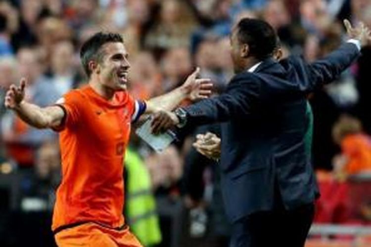 Penyerang Belanda, Robin van Persie, saat merayakan golnya ke gawang Hungaria bersama Patrick Kluivert (kanan)