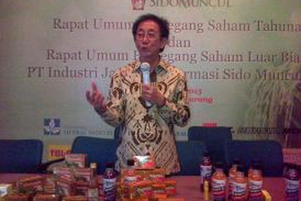 Direktur Utama (Dirut) Sido Muncul Irwan Hidayat memperkenalkan produk baru usai rapat umum pemegang saham (RUPS) di Pabrik Sido Muncul, Bergas, Kabupaten Semarang, Rabu (13/5/2015) siang.