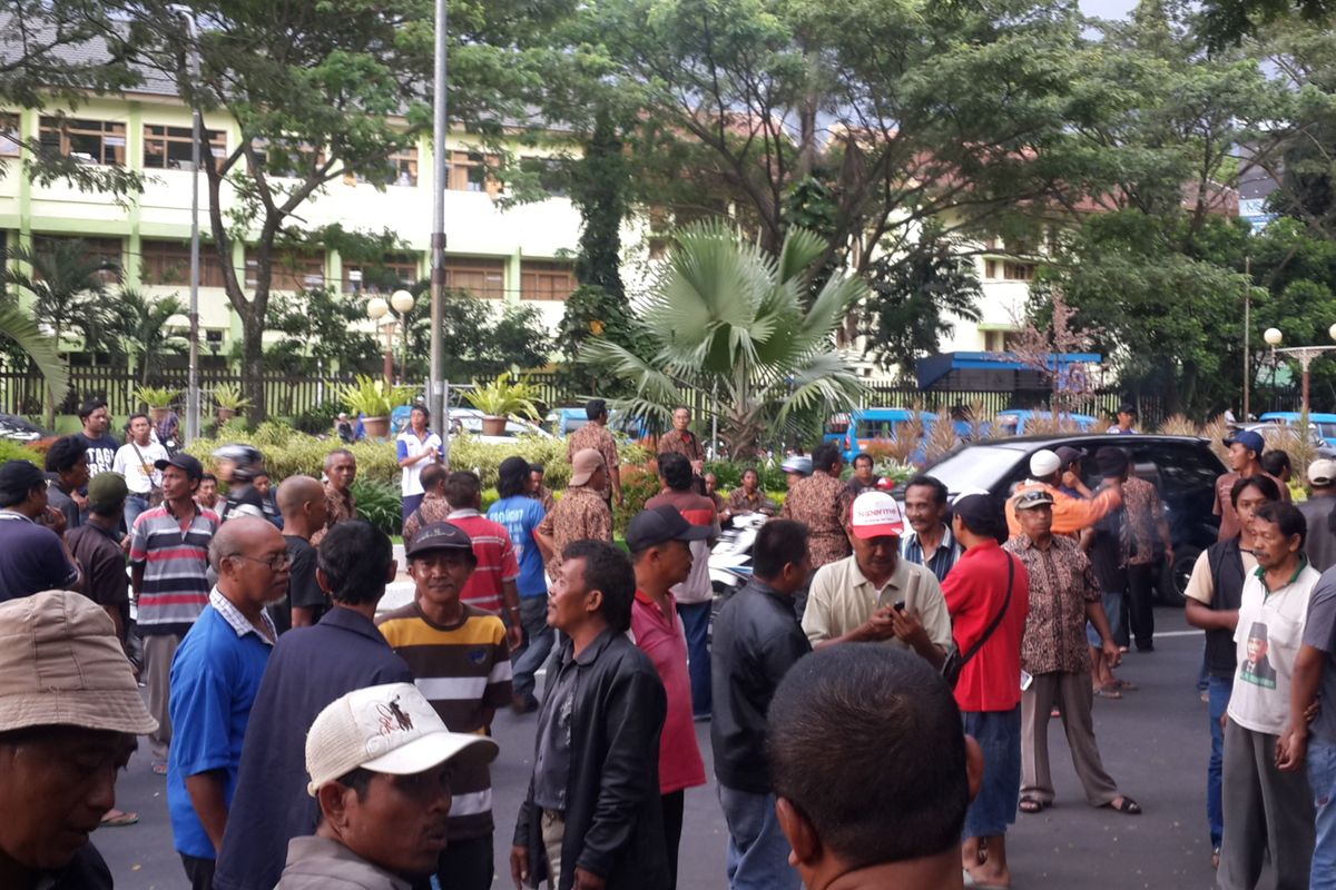 Sejumlah sopir angkot saat menunggu keputusan atas tuntutannya terkait angkutan online, Selasa (7/3/2017) di depan Gedung DPRD Kota Malang.