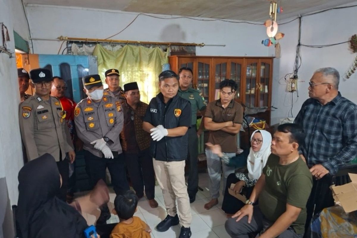 Satreskrim Polres Siak, Riau, melakukan olah TKP kasus anggota polisi bunuh ibu kandung, Selasa (27/10/2026).