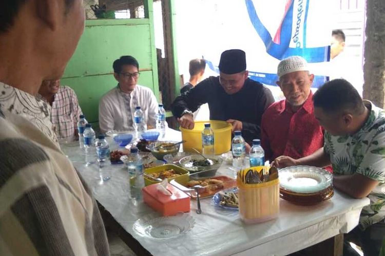 Bobby Afif Nasution, (kemeja dan peci hitam) makan bersama dengan warga di Jalan Bilal, Pulau Brayan Darat I, Medan Timur. Bobby tidak  menyangka disuguhi makanan favoritnya yang khas Tapanuli Selatan, pakkat.