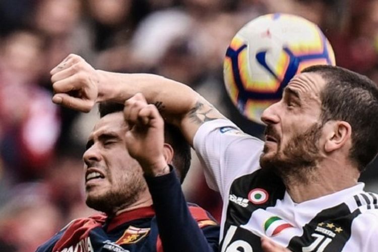 Leonardo Bonucci dan Antonio Salabria berduel di udara untuk memperebutkan bola pada pertandingan Genoa vs Juventus di Stadion Luigi Ferraris dalam lanjutan Serie A, Liga Italia, 17 Maret 2019. 