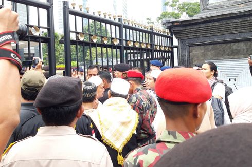 Perwakilan Massa Minta Polisi Izinkan Masuk Dampingi Pemeriksaan Amien Rais